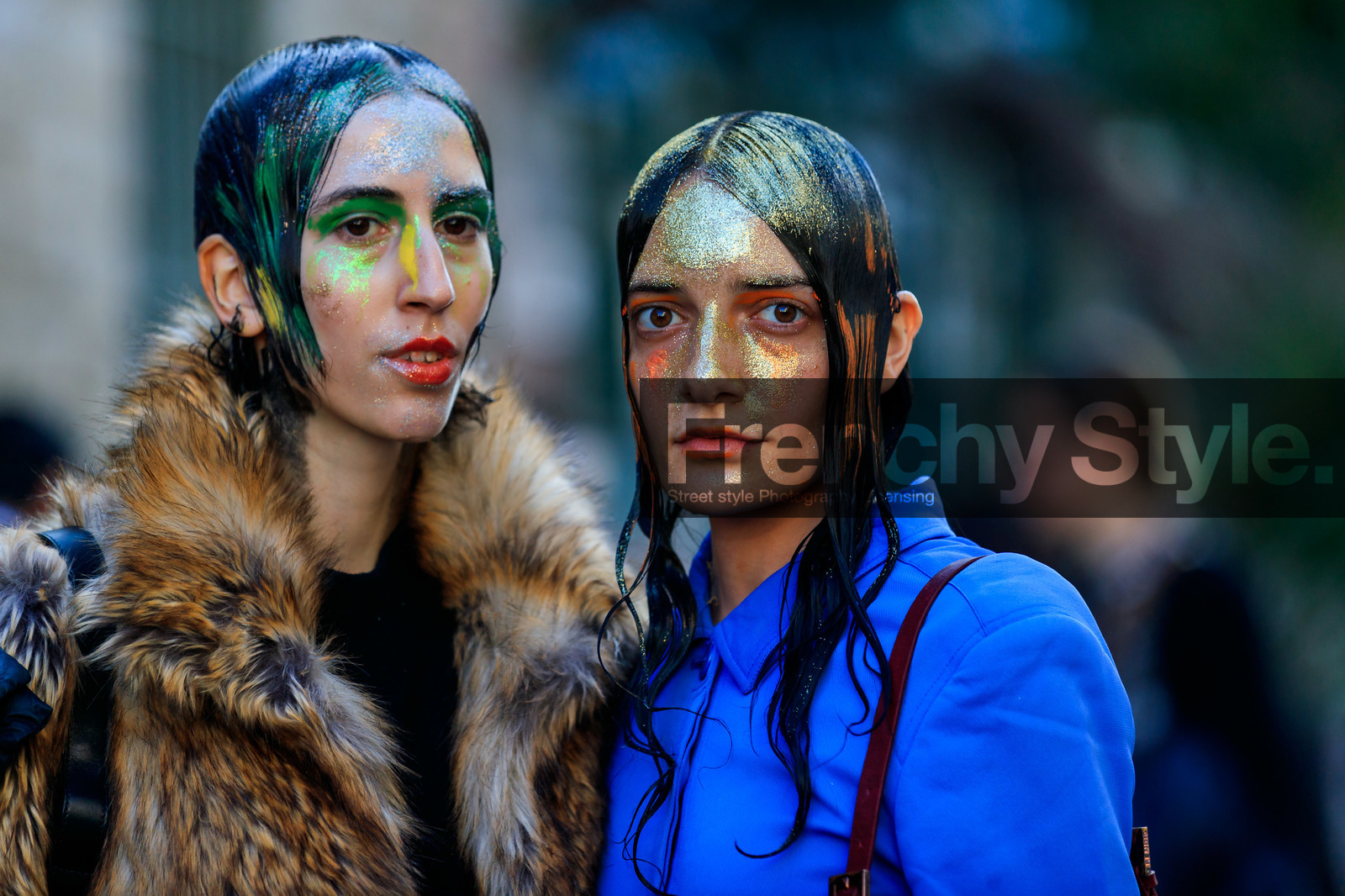 model, glitter face, glitter hair, make up, make up details, hair details, strassed make up, blue jacket, beige coat, fur coat, orange eyeshadow, green eyeliner, green eyeshadows, fashion week, frenchystyle, FW, jonathan paciullo, street style, MFW, MILAN, AUTUMN WINTER 2020-2021, FALL WINTER 2020-2021, FW 20-21, horizontal, atmosphere details, detail