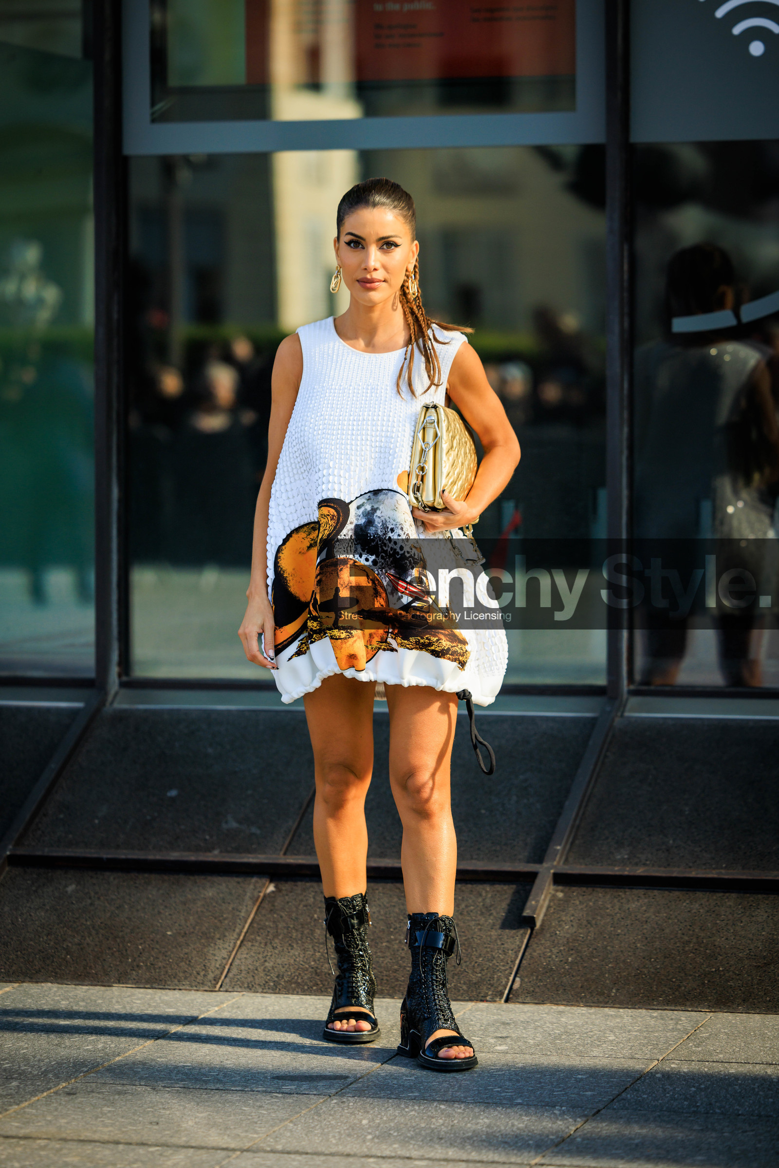 mini dress, louis vuitton, printed dress, planet dress, louis vuitton dress, louis vuitton bag, pillow bag, golden bag, black sandals, boots sandals, louis vuitton shoes, golden earrings, pony tail, camila coelho, street style, jonathan paciullo, FW, frenchystyle, fashion week, AUTUMN WINTER 2022-2023, FALL WINTER 2022_2023, FW 22-23, PFW, PARIS, full length, vertical