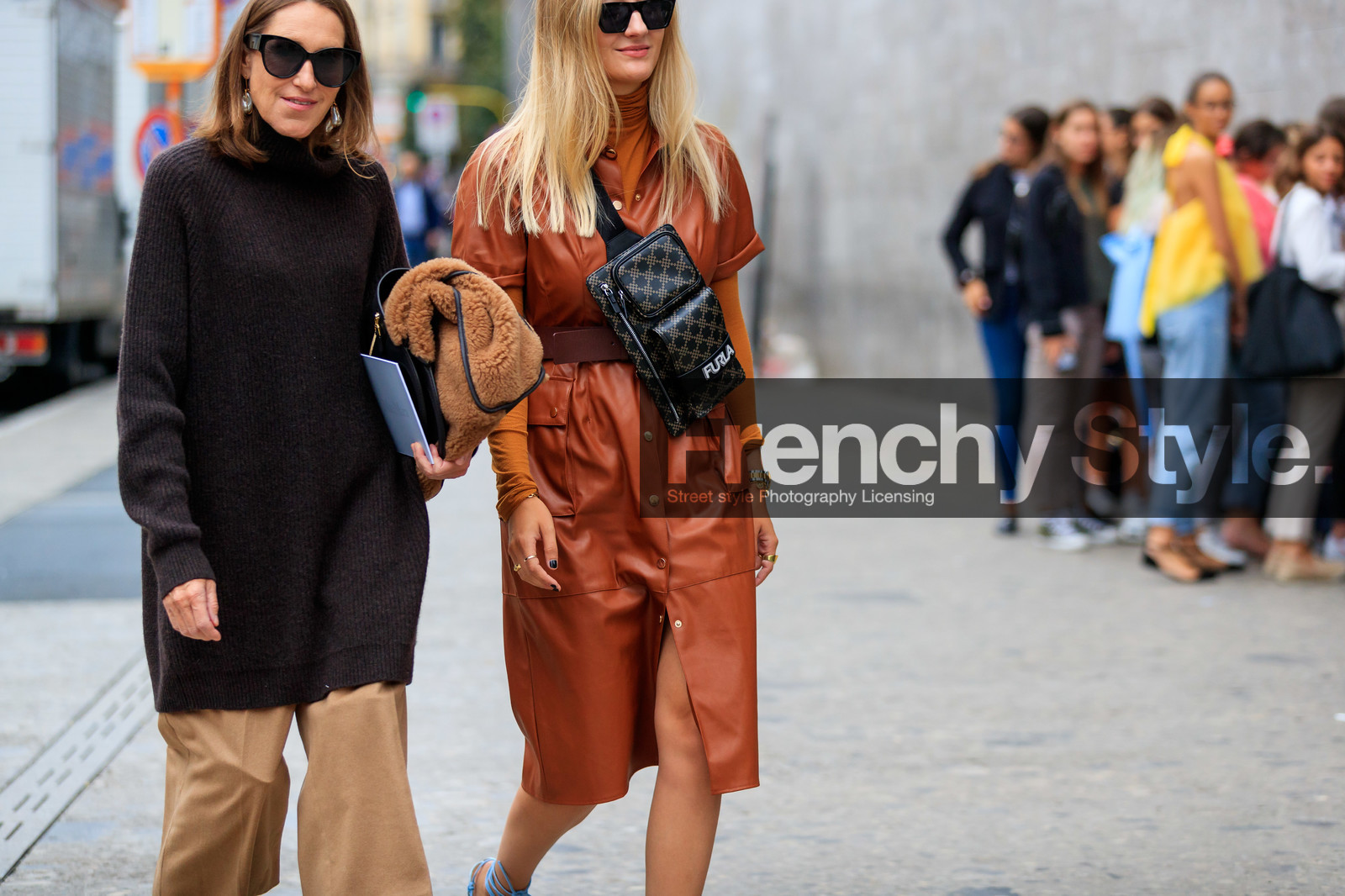 brown pullover, turtleneck pullover, turtleneck top, knit dress, knitwear, long pullover, beige pants, fur bag, leather total look, camel total look, furla bag, monogrammed bag, crossbody bag, camel leather dress, camel top, belted dress, short sleeves dress, mid long dress, black sunglasses, brown leather bag, fashion week, frenchystyle, FW, jonathan paciullo, street style, MFW, MILAN, SPRING SUMMER 2020, SS 20