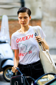 black bag, black denim, denim pants, jeans, leather bag, printed t shirt, tote bag, trousers, white t shirt, fashion week, frenchystyle, FW, jonathan paciullo, street style, LFW, LONDON, SPRING SUMMER 2019, SS 19, vertical, detail, atmosphere details