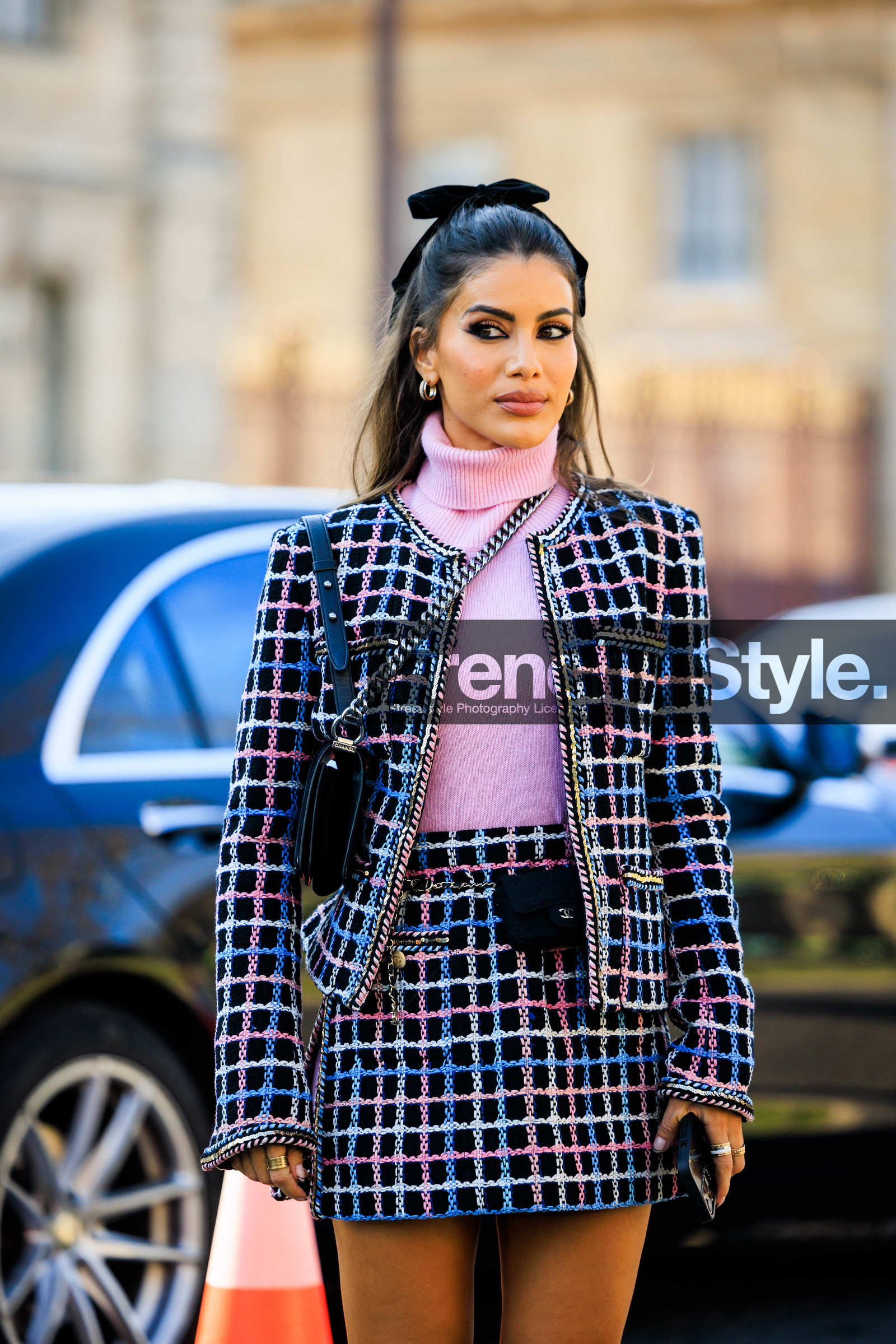 hair bow, tweed set, pink turtleneck, chanel, chanel jacket, chanel skirt, multicolor skirt, mini skirt, multicolor jacket, silver ring, mini bags, chanel bag, black handbag, crossbody bag, camila coelho, street style, jonathan paciullo, FW, frenchystyle, fashion week, AUTUMN WINTER 2022-2023, FALL WINTER 2022_2023, FW 22-23, PFW, PARIS, vertical, detail