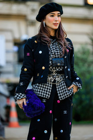 black beret, strass earrings, bkack jacket, short jacket, chanel jacket, multicolot jacket, multicolor pants, black trousers, chanel pants, multicolor studs pants, twee jacket, chanel jacket, mini bag, chanel mini bag, chanel belt, logo belt, chanel silver bet, blue handabag, chanel bag, furry bag, fluffy bafg, rings, close up, fashion week, frenchystyle, FW, jonathan paciullo, street style, PARIS, PFW, SPRING SUMMER 2022, SS 22, atmosphere details, detail, vertical, heart evangelista