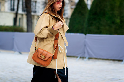 atmosphere details, AUTUMN WINTER 2017-2018, AW 17-18, beige jacket, brown bag, christian dior, detail, FALL WINTER 2017-2018, fashion week, frenchystyle, FW, FW 17-18, horizontal, jonathan paciullo, leather bag, leather jacket, PARIS, PFW, street style, sunglasses