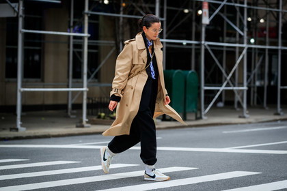 Lucy Chadwick, loose pants, beige trench coat, black jacket, blue shirt, white shirt, striped shirt, nike shoes, white sneakers, golden chain strap bag, golden earrings, golden frame glasses, golden necklace, crossbody bag, hoop earrings, multi necklace, charms necklace, beige sneakers, suede sneakers, fashion week, frenchystyle, FW, jonathan paciullo, street style, NYFW, NEW YORK, AUTUMN WINTER 2020-2021, FALL WINTER 2020-2021, FW 20-21, horizontal, atmosphere details, full length