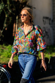 blue denim, denim pants, floral, flowers, jeans, multicolor shirt, printed shirt, sunglasses, trousers, MILAN, MFW, fashion week, frenchystyle, FW, jonathan paciullo, street style, AUTUMN WINTER 2019-2020, AW 19-20, FALL WINTER 2019-2020, FW 19-20, vertical, atmosphere details, detail