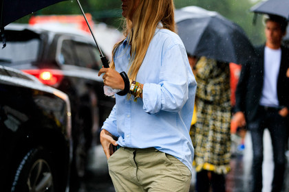 beige pants, blue shirt, bracelet, cargo pants, jennifer neyt, trousers, umbrella, watch, street style, jonathan paciullo, FW, frenchystyle, fashion week, NYFW, NEW YORK, SPRING SUMMER 2019, SS 19, atmosphere details, horizontal, detail