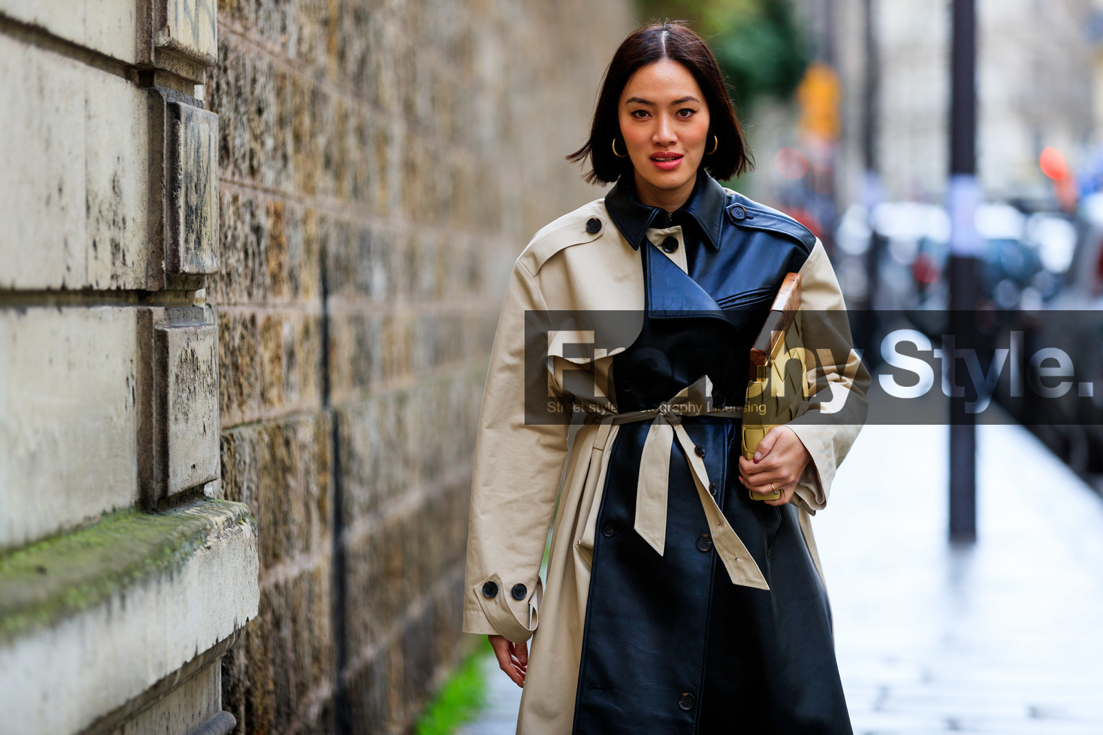 Tiffany Hsu, beige trench coat, black leather trench coat, belted trench coat, light yellow leather clutch, plaited clutch, bottega veneta bag, close up detail, fashion week, frenchystyle, FW, jonathan paciullo, street style, PFW, PARIS, AUTUMN WINTER 2020-2021, FALL WINTER 2020-2021, FW 20-21, horizontal, detail, atmosphere details