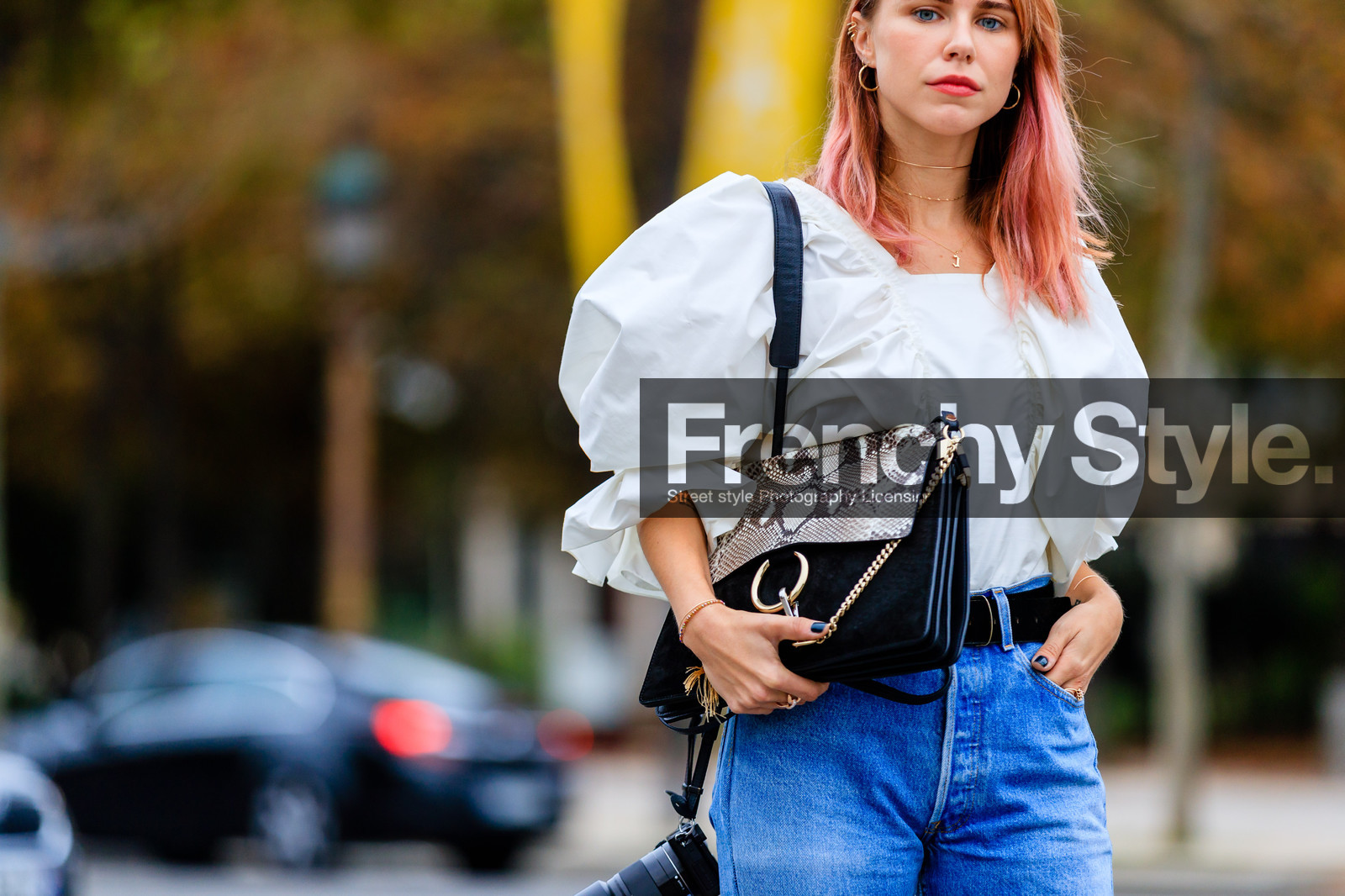 atmosphere details, black bag, blue denim, camera, chloe, denim pants, detail, dyed hair, fashion week, frenchystyle, FW, horizontal, jeans, jonathan paciullo, leather bag, PARIS, PFW, pink hair, snake print, SPRING SUMMER 2017, SS 17, street style, trousers, white shirt