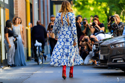 atmosphere details, blue dress, candela novembre, fashion week, floral, flowers, frenchystyle, full length, FW, graphic dress, high boots, high heels, horizontal, jonathan paciullo, leather shoes, MFW, MILAN, printed dress, red shoes, SPRING SUMMER 2018, SS 18, street style