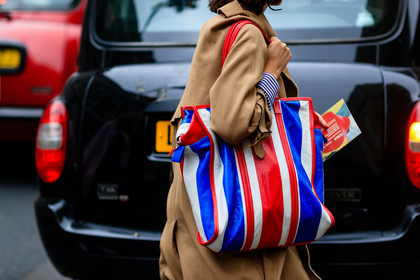 atmosphere details, balenciaga, blue bag, detail, fashion week, frenchystyle, FW, geometric, graphic bag, horizontal, jonathan paciullo, leather bag, LFW, LONDON, printed bag, red bag, SPRING SUMMER 2017, SS 17, street style, striped bag, tote bag, trench coat, woman