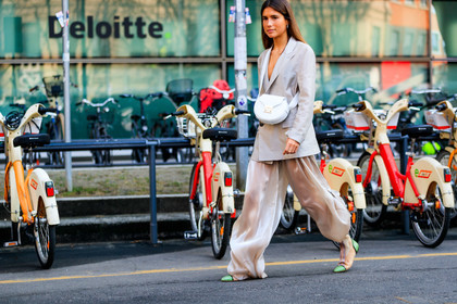 blazer, green shoes, grey jacket, leather bag, leather shoes, see through, trousers, white bag, white pants, MILAN, MFW, fashion week, frenchystyle, FW, jonathan paciullo, street style, AUTUMN WINTER 2019-2020, AW 19-20, FALL WINTER 2019-2020, FW 19-20, atmosphere details, detail, horizontal