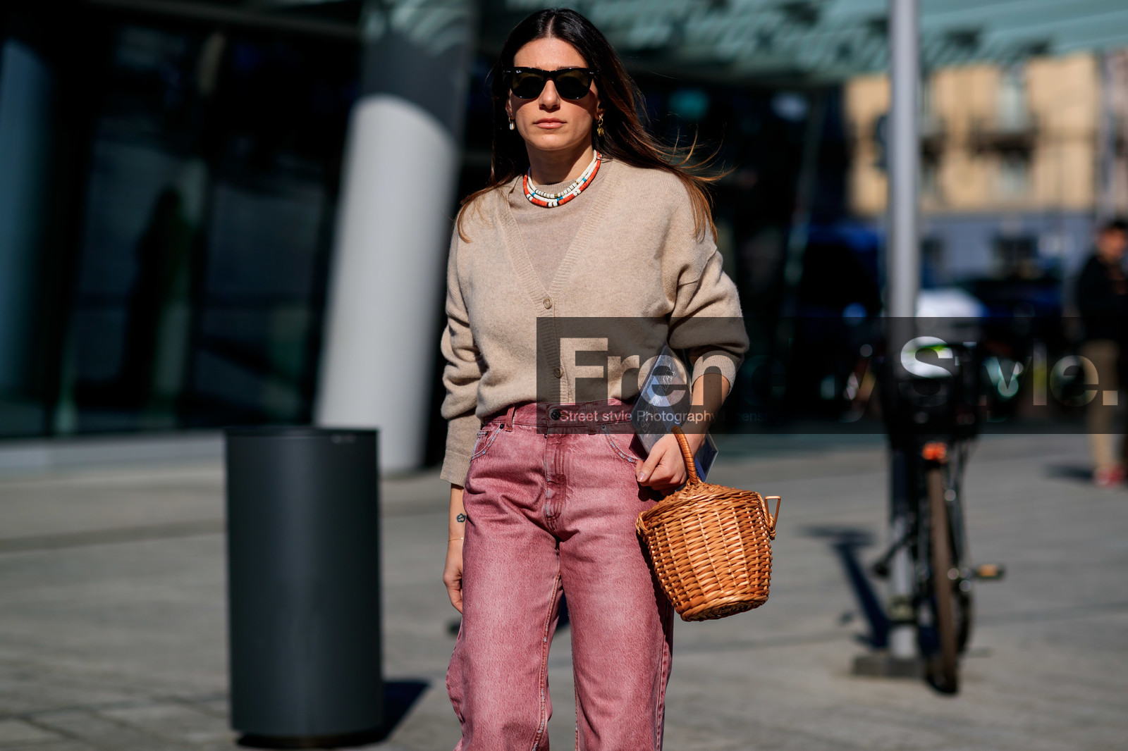 basket, beige cardigan, denim pants, jeans, necklace, red denim, straw bag, sunglasses, trousers, MILAN, MFW, fashion week, frenchystyle, FW, jonathan paciullo, street style, AUTUMN WINTER 2019-2020, AW 19-20, FALL WINTER 2019-2020, FW 19-20, atmosphere details, detail, horizontal