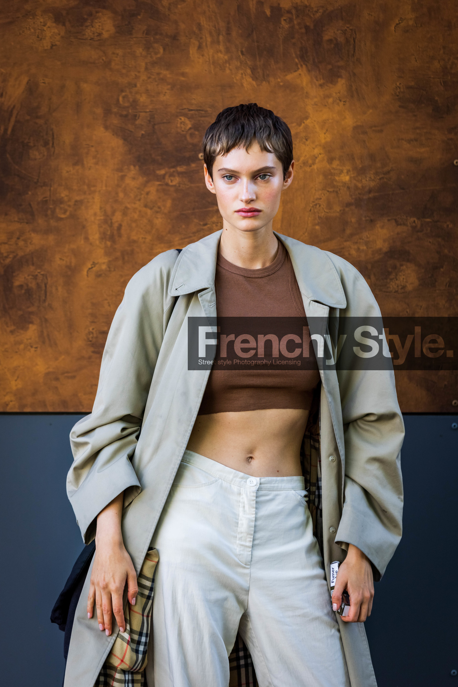 beige pants, beige trenchcoat, brown crop top, burberry trench, crop top, flare pants, pants, trenchcoat, street style, jonathan paciullo, FW, frenchystyle, fashion week, PFW, PARIS, SPRING SUMMER 2022, SS 22, vertical, atmosphere details, model