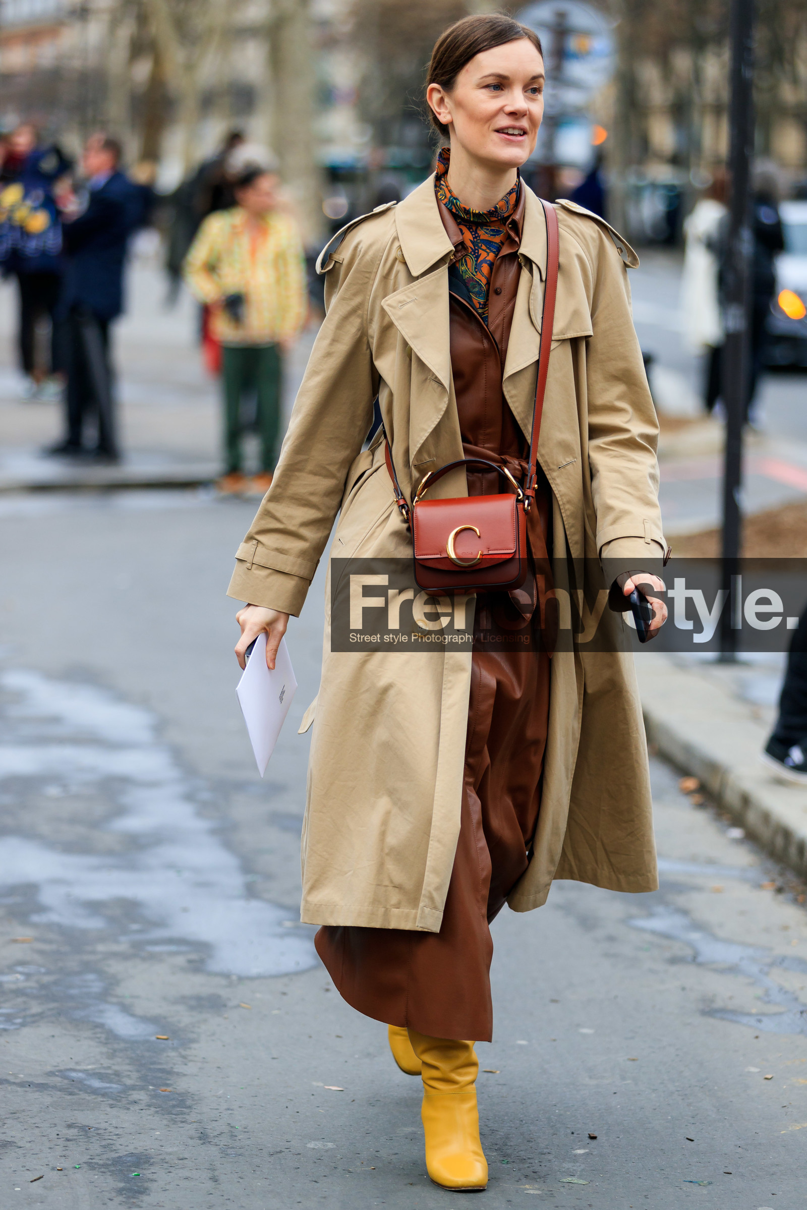 beige coat, brown dress, chloé, jo ellison, leather bag, leather dress, leather shoes, red bag, trench coat, yellow boots, PARIS, PFW, street style, jonathan paciullo, FW, frenchystyle, fashion week, AUTUMN WINTER 2019-2020, AW 19-20, FALL WINTER 2019-2020, FW 19-20, vertical, full length
