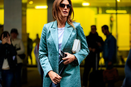 blue coat, cindy crawford, leather bag, leather coat, model, sunglasses, white bag, white t shirt, street style, jonathan paciullo, FW, frenchystyle, fashion week, NYFW, NEW YORK, SPRING SUMMER 2019, SS 19, atmosphere details, horizontal, detail