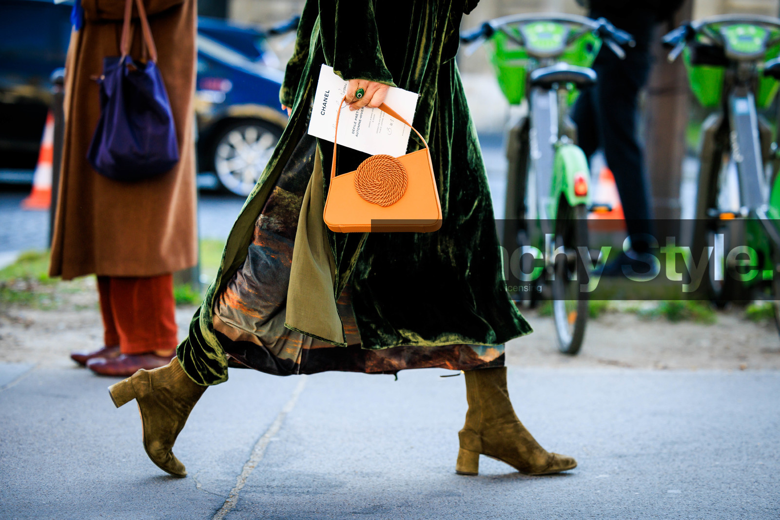 details, accesories, orange handbag, kaki boots, green look, velvet, street style, jonathan paciullo, FW, frenchystyle, fashion week, AUTUMN WINTER 2022-2023, FALL WINTER 2022_2023, FW 22-23, horizontal, PFW, PARIS, atmosphere details, detail