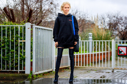 atmosphere details, AUTUMN WINTER 2017-2018, AW 17-18, black bag, black shoes, black sweater, FALL WINTER 2017-2018, fashion week, frenchystyle, full length, FW, FW 17-18, high boots, high heels, hoodie, horizontal, jonathan paciullo, leather bag, leather shoes, olga karput, PARIS, PFW, printed sweater, street style, suede shoes, vêtements