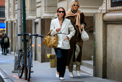 chloe loulou de saison, linda tol, white jacket, belted jacket, bottega veneta bag, bottega veneta belt, chanel necklace, silvered choker, pearl necklace, camel leather bag, hand bag, black leather belt, black sunglasses, black pants, white leather shoes, fashion week, frenchystyle, FW, jonathan paciullo, street style, NYFW, NEW YORK, AUTUMN WINTER 2020-2021, FALL WINTER 2020-2021, FW 20-21, horizontal, atmosphere details, full length