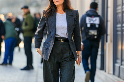 black belt, blazer, Emmanuelle Alt, grey jacket, grey pants, grey suit, leather belt, trousers, white t shirt, PARIS, PFW, street style, jonathan paciullo, FW, frenchystyle, fashion week, AUTUMN WINTER 2019-2020, AW 19-20, FALL WINTER 2019-2020, FW 19-20, horizontal, atmosphere details, detail