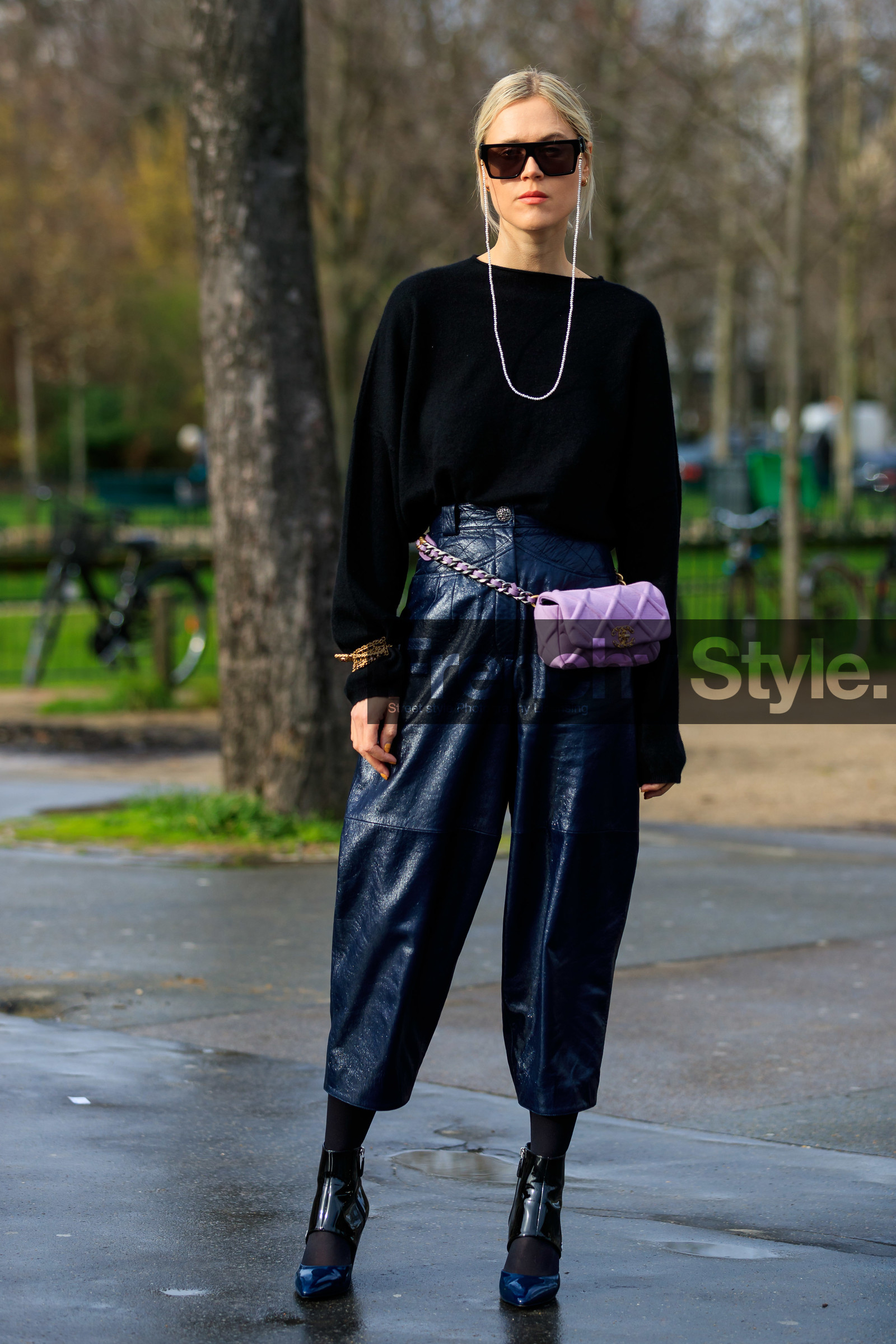 linda tol, tol sunglasses, big sunglasses, square shape glasses, pearl strap sunglasses, black pullover, belt bag, lilac bag, lilac belt, quilted bag, quilted belt, navy blue pants, navy blue vinyl pants, vinyl pants, carrot pants, cropped pants, navy blue polish boots, black polish boots, low boots, chanel boots, chanel bag, chanel belt, fashion week, frenchystyle, FW, jonathan paciullo, street style, PFW, PARIS, vertical, full length