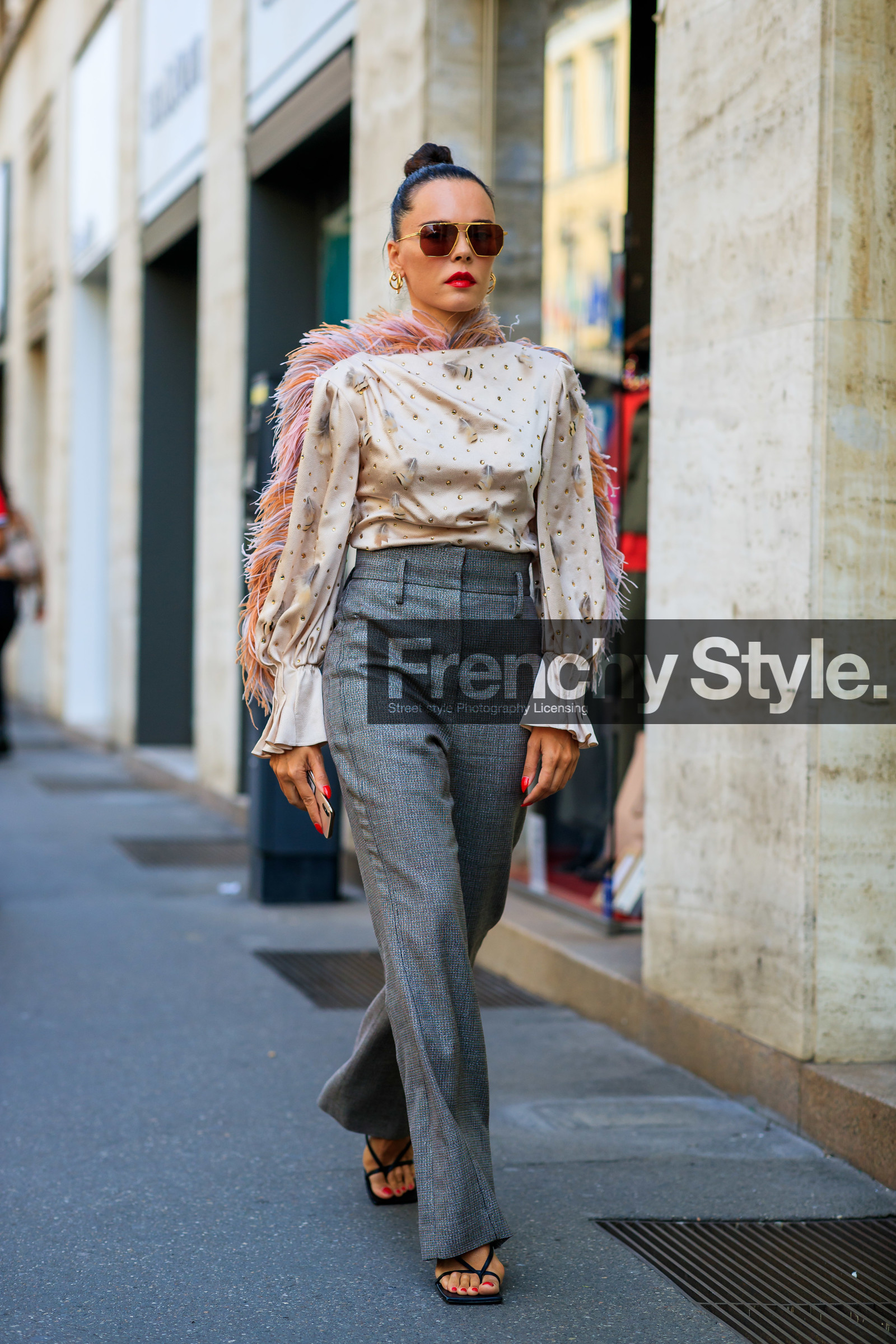 evangelie smyrniotaki, aviator sunglasses, metalic frame sunglasses, square shape glasses, light pink blouse, strassed blouse, feather details blouse, long sleeves blouse, silk blouse, satin blouse, pink feathers, high waist pants, grey pants, flare pants, checked pants, black leather sandals, lurex pants, fashion week, frenchystyle, FW, jonathan paciullo, street style, MFW, MILAN, SPRING SUMMER 2020, SS 20