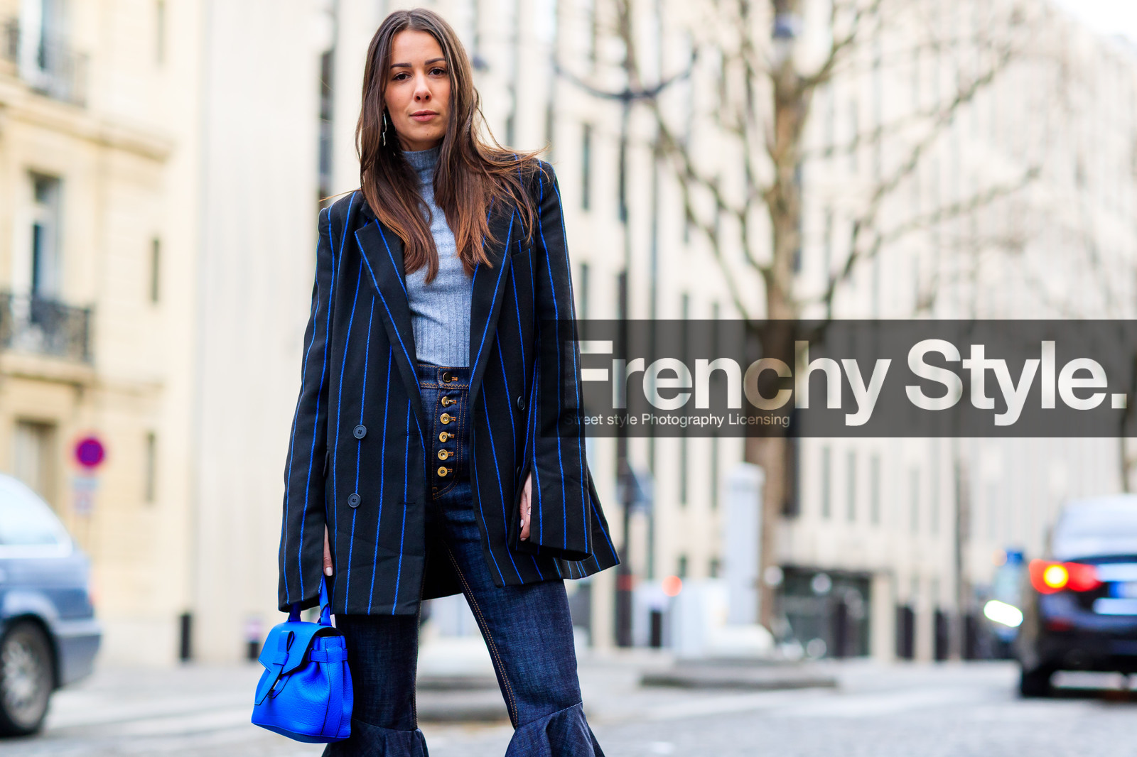 atmosphere details, AUTUMN WINTER 2017-2018, AW 17-18, black jacket, blazer, blue bag, blue denim, denim pants, detail, FALL WINTER 2017-2018, fashion week, flare jean, frenchystyle, FW, FW 17-18, grey sweater, high waist, horizontal, jeans, jonathan paciullo, leather bag, leila yavari, PARIS, PFW, printed jacket, street style, striped jacket, trousers