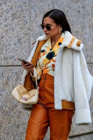 white coat, fur coat, fur bombers, wrap shirt, floral printed shirt, yellow shirt, white shirt, camel leather pants, beige bag, fendi bag, fendi baguette bag, aviator sunglasses, golden frame sunglasses, metalic frame sunglasses, golden earrings, hoop earrings, mini hoop earrings, diamond earrings, multi earrings, fashion week, frenchystyle, FW, jonathan paciullo, street style, NYFW, NEW YORK, AUTUMN WINTER 2020-2021, FALL WINTER 2020-2021, FW 20-21, vertical, detail, atmosphere details