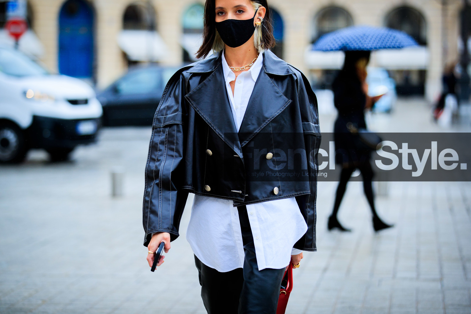 alexandra guerain, black jacket, black leather pants, cropped jacket, pleated jacket, white shirt, red leather bag, hand bag, victoria tomas bag, golden ring, golden hearcuff, golden earrings, diamond earrings, louis vuitton ring, black leather jacket, covid face mask, fashion week, frenchystyle, FW, jonathan paciullo, street style, PFW, PARIS, SPRING SUMMER 2021, SS 21, horizontal, atmosphere details, detail