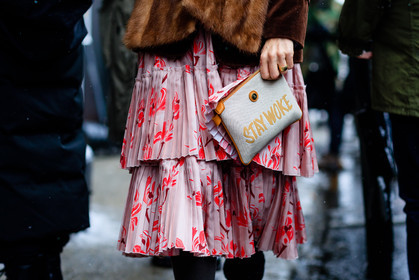 atmosphere details, AUTUMN WINTER 2017-2018, AW 17-18, detail, FALL WINTER 2017-2018, fashion week, frenchystyle, FW, FW 17-18, horizontal, jonathan paciullo, message, NEW YORK, NYFW, pink dress, pleated dress, printed clutch, printed dress, red dress, street style