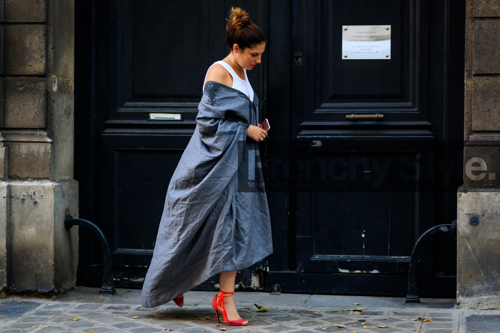grey dress, high heels, leather shoes, red shoes, white top, PFW, fashion week, frenchystyle, FW, jonathan paciullo, street style, PARIS, horizontal, atmosphere details, full length, AUTUMN WINTER 2018-2019, FALL WINTER 2018-2019, FW 18-19, sofia guellaty