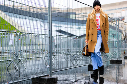 atmosphere details, AUTUMN WINTER 2017-2018, AW 17-18, beige coat, beige jacket, black beanie, black shoes, blue denim, brown bag, denim pants, FALL WINTER 2017-2018, fashion week, frenchystyle, full length, FW, FW 17-18, graphic bag, horizontal, jeans, jonathan paciullo, leather bag, leather shoes, louis vuitton, monogram, PARIS, PFW, printed bag, printed t shirt, street style, trousers, veronika heilbrunner, white t shirt