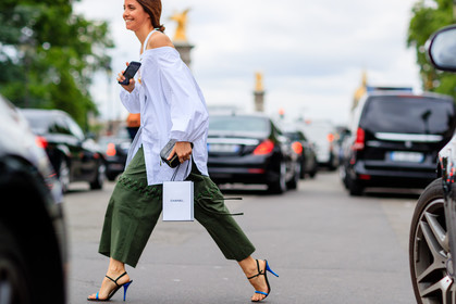 atmosphere details, AUTUMN WINTER 2016-2017, AW 16-17, blue shoes, detail, FALL WINTER 2016-2017, fashion week, frenchystyle, FW, FW 16-17, green pants, HAUTE COUTURE, high heels, horizontal, jonathan paciullo, kaki pants, leather shoes, MENSWEAR, oversize, PARIS, PFW, rosie assoulin, street style, tabitha simmons, trousers, white shirt