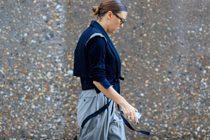 sleeveless jacket, black jacket, cropped jacket, used jacket, brown scale sunglasses, kaki pants, fashion week, frenchystyle, FW, jonathan paciullo, street style, atmosphere details, horizontal, detail