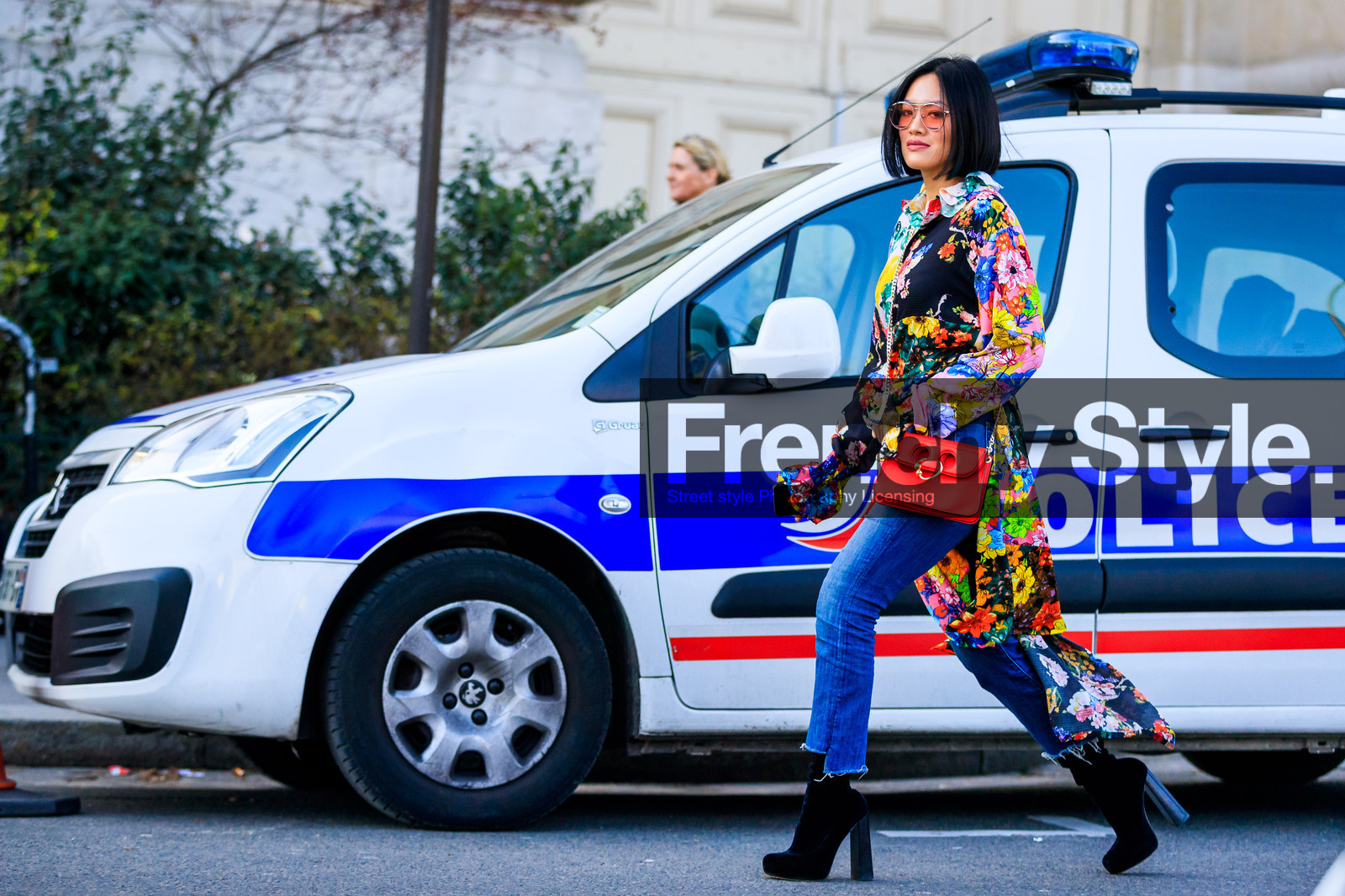 atmosphere details, AUTUMN WINTER 2017-2018, AW 17-18, black boots, black shoes, blue denim, denim pants, FALL WINTER 2017-2018, fashion week, floral, flowers, frenchystyle, full length, FW, FW 17-18, high heels, horizontal, jeans, jonathan paciullo, jw anderson, leather bag, leather shoes, multicolor shirt, PARIS, PFW, printed shirt, red bag, street style, sunglasses, Tiffany Hsu, trousers