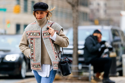 beige jacket, beige sweater, black bag, black cap, blue denim, denim pants, graphic jacket, jeans, leather bag, printed jacket, sleeveless, trousers, turtleneck sweater, white shirt, street style, jonathan paciullo, FW, frenchystyle, fashion week, NYFW, NEW YORK, AUTUMN WINTER 2018-2019, AW 18-19, FALL WINTER 2018-2019, FW 18-19, atmosphere details, horizontal, detail