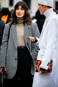 oatmeal turtleneck, knitted top, knitwear, plaid blazer, black and white blazer, tweed blazer, black trousers, highwaist pants, black belt, short hair, fringe hair, fashion week, frenchystyle, FW, jonathan paciullo, street style, PFW, PARIS, menswear, AUTUMN WINTER 2022-2023, FALL WINTER 2022-2023, FW 22-23, atmosphere details, detail, vertical