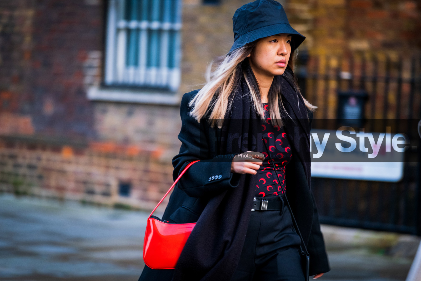 red bag, polish bag, red top, black coat, black top, black hat, black pants, marine serre top, monogrammed top, technical fabric top, fashion week, frenchystyle, FW, jonathan paciullo, street style, LFW, LONDON, AUTUMN WINTER 2020-2021, FALL WINTER 2020-2021, FW 20-21, horizontal, atmosphere details, detail