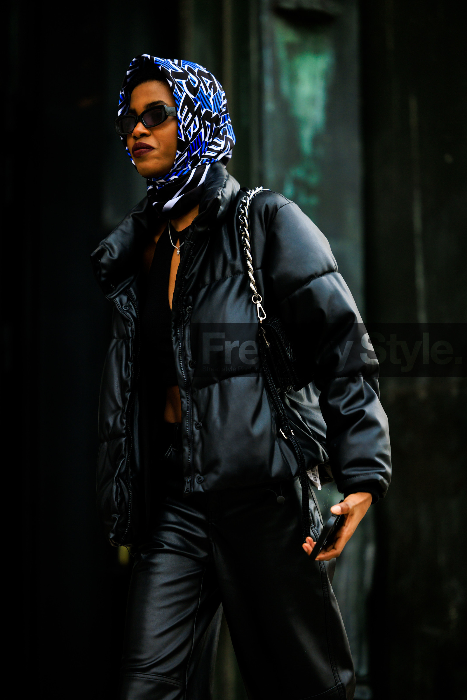 black sunglasses, blue scarf, head scarf, printed scarf, total black look, cut out top, black jacket, cropped jacket, puffed jacket, leather pants, model, fashion week, frenchystyle, FW, jonathan paciullo, street style, AUTUMN WINTER 2022-2023, FALL WINTER 2022_2023, FW 22-23, PFW, PARIS, vertical, detail