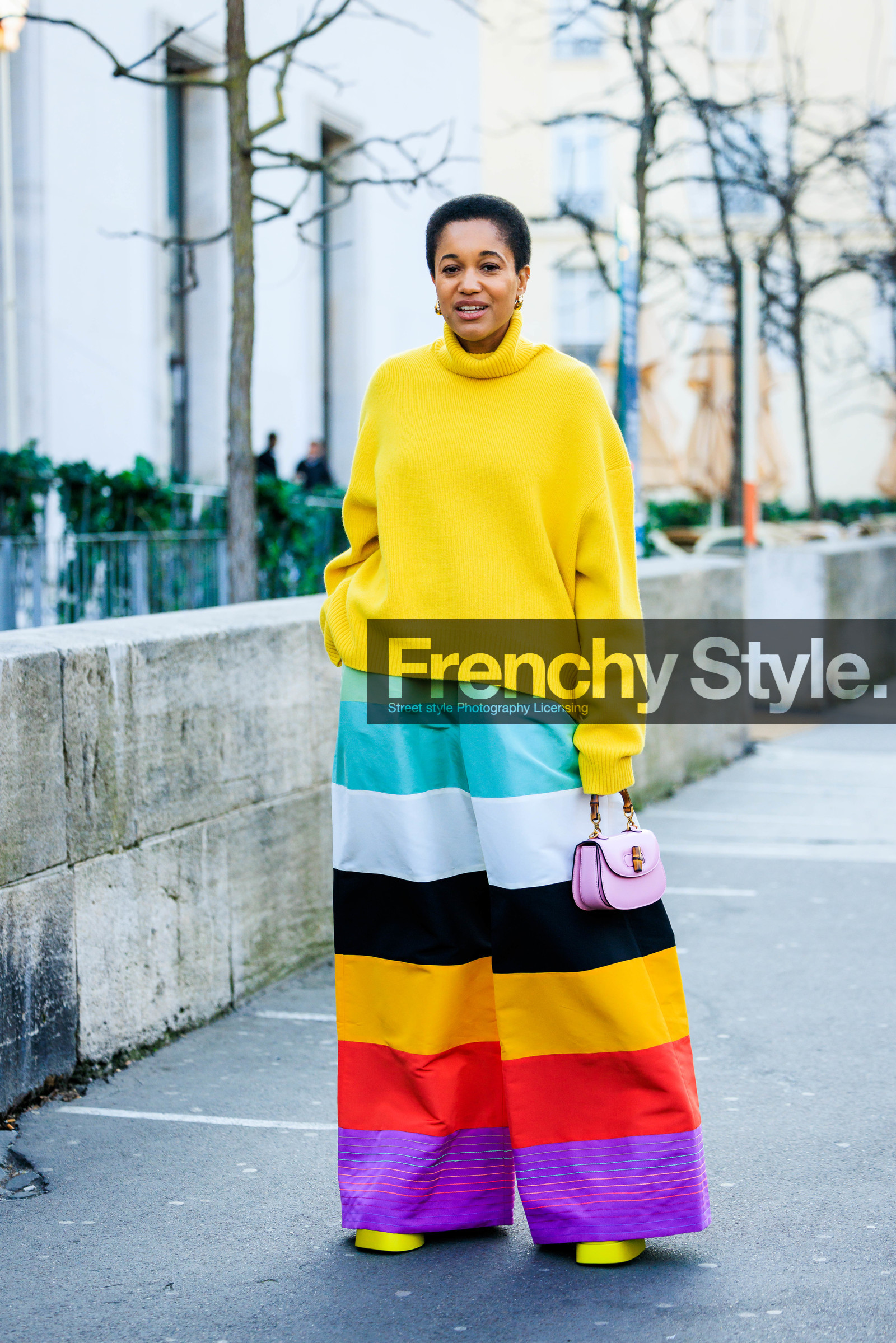 yellow jumper, knitted jumper, afro hair, multicolor trousers, rainbow trousers, gucci bamboo bag, pink bag, gucci bag, mini bag, knitwear, baggy pants, tamu mcpherson, street style, jonathan paciullo, FW, frenchystyle, fashion week, AUTUMN WINTER 2022-2023, FALL WINTER 2022_2023, FW 22-23, PFW, PARIS, full length, vertical