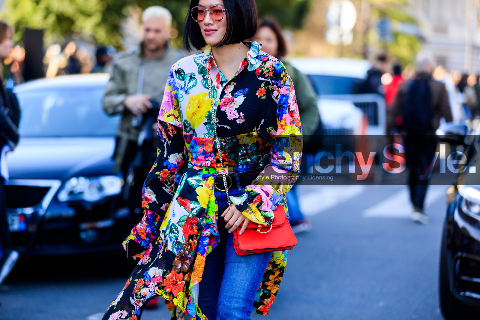 atmosphere details, AUTUMN WINTER 2017-2018, AW 17-18, black boots, blue denim, denim pants, detail, FALL WINTER 2017-2018, fashion week, floral, flowers, frenchystyle, FW, FW 17-18, horizontal, jeans, jonathan paciullo, jw anderson, leather bag, multicolor shirt, PARIS, PFW, printed shirt, red bag, street style, sunglasses, Tiffany Hsu, trousers