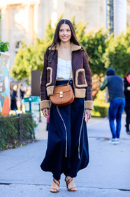 AUTUMN WINTER 2017-2018, AW 17-18, black pants, brown bag, brown jacket, brown shoes, chloe, cropped top, FALL WINTER 2017-2018, fashion week, frenchystyle, full length, fur collar, FW, FW 17-18, high heels, jonathan paciullo, leather bag, leather shoes, PARIS, PFW, shearling, street style, trousers, vertical, white top, wide pants