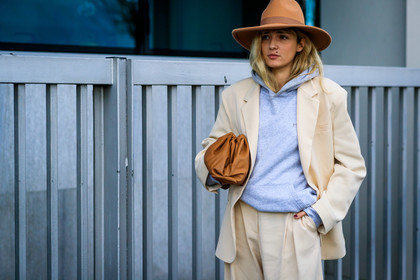 eleonora carisi, white pants, light grey hoodie, beige hat, camel leather clutch, bottega veneta bag, fashion week, frenchystyle, FW, jonathan paciullo, street style, MFW, MILAN, AUTUMN WINTER 2020-2021, FALL WINTER 2020-2021, FW 20-21, horizontal, atmosphere details, detail