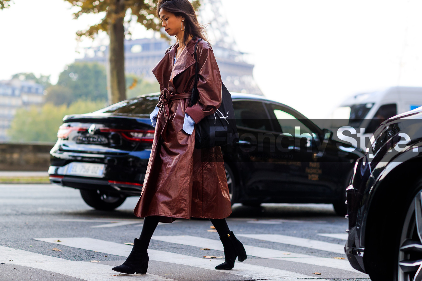 atmosphere details, black bag, black boots, black shoes, brown coat, detail, fashion week, frenchystyle, FW, high heels, horizontal, jonathan paciullo, leather bag, leather coat, leather shoes, PARIS, PFW, SPRING SUMMER 2018, SS 18, street style, tote bag