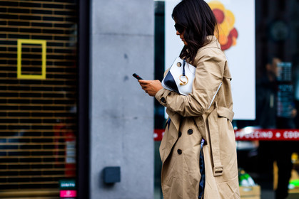 atmosphere details, beige coat, black and white bag, detail, fashion week, frenchystyle, FW, horizontal, jonathan paciullo, jw anderson, leather bag, LFW, LONDON, SPRING SUMMER 2018, SS 18, street style, trench coat