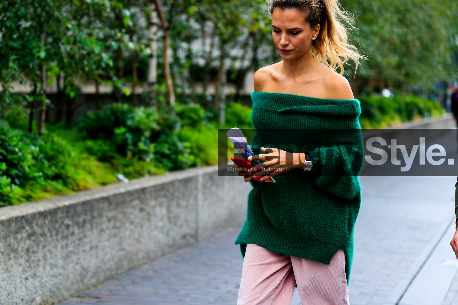 green sweater, off the shoulder, pink pants, ponytail, trousers, watch, fashion week, frenchystyle, FW, jonathan paciullo, street style, LFW, LONDON, SPRING SUMMER 2019, SS 19, atmosphere details, horizontal, detail