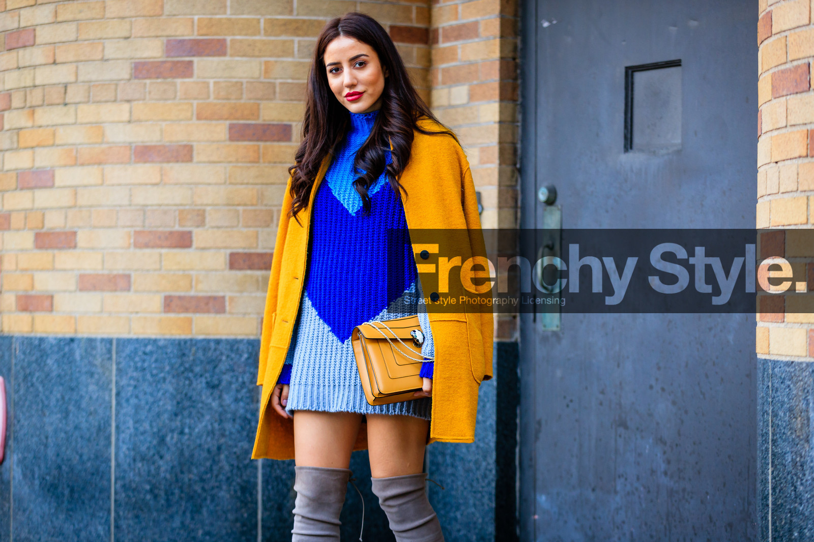 atmosphere details, AUTUMN WINTER 2017-2018, AW 17-18, beige boots, blue dress, bulgari, detail, FALL WINTER 2017-2018, fashion week, frenchystyle, FW, FW 17-18, graphic dress, high boots, horizontal, jonathan paciullo, knit dress, leather bag, NEW YORK, NYFW, over the shoulder, printed dress, red lips, street style, suede shoes, tamara kalinic, yellow bag, yellow jacket