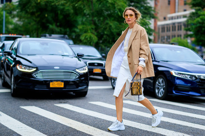 animal print, camel jacket, chloé, graphic bag, leather bag, leather shoes, printed bag, snake print, sunglasses, white skirt, white sneakers, yellow bag, fashion week, frenchystyle, FW, jonathan paciullo, street style, NYFW, NEW YORK, SPRING SUMMER 2019, SS 19, atmosphere details, horizontal, full length