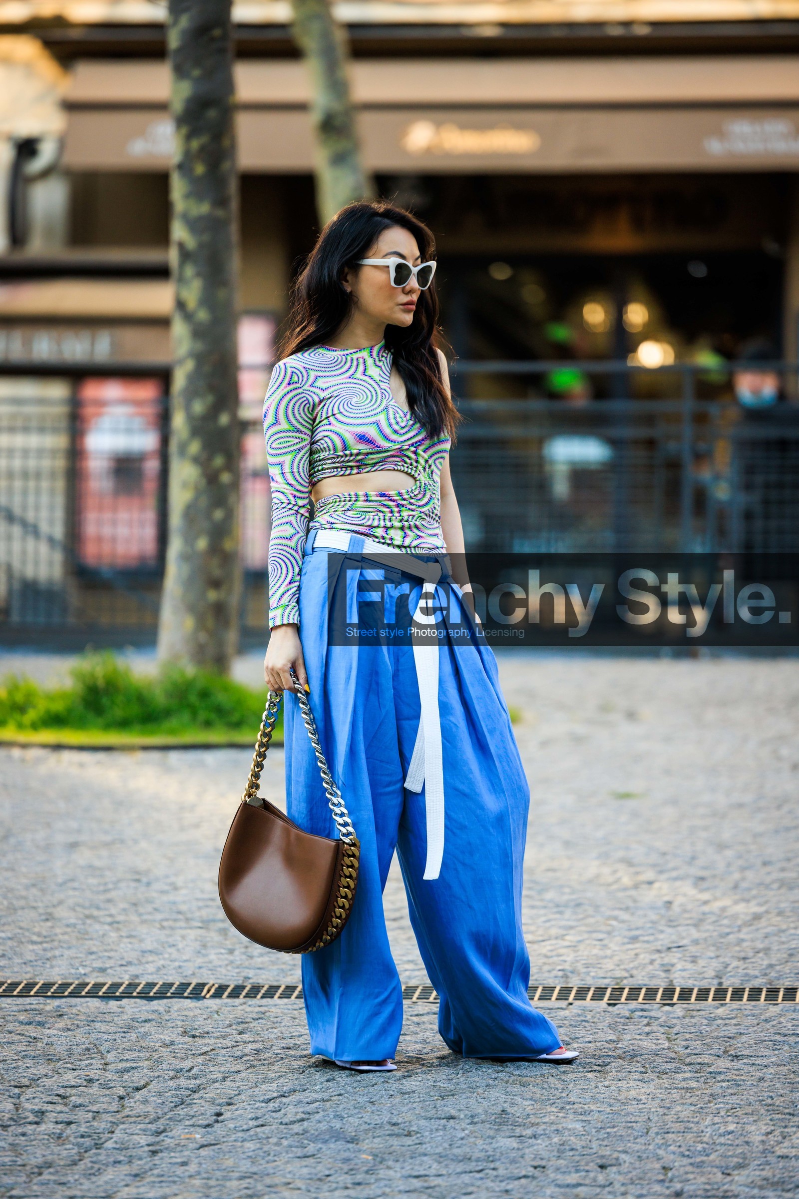 assymetric top, multicolor top, printed top, cut out top, blue pants, baggy pants, white belt, chained bag, brown handbag, white sunglasses, street style, jonathan paciullo, FW, frenchystyle, fashion week, AUTUMN WINTER 2022-2023, FALL WINTER 2022_2023, FW 22-23, PFW, PARIS, full length, vertical