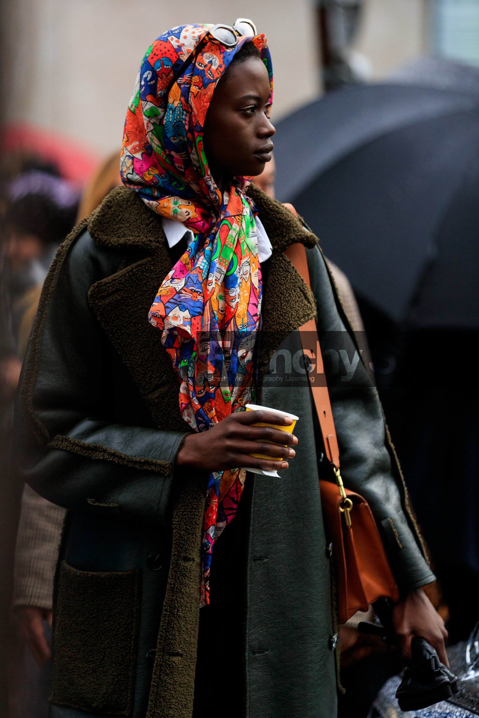 model, green leather coat, fur coat, multicolor scarf, animal printed scarf, hair scarf, pink scarf, orange scarf, green scarf, fashion week, frenchystyle, FW, jonathan paciullo, street style, PFW, PARIS, vertical, atmosphere details, detail