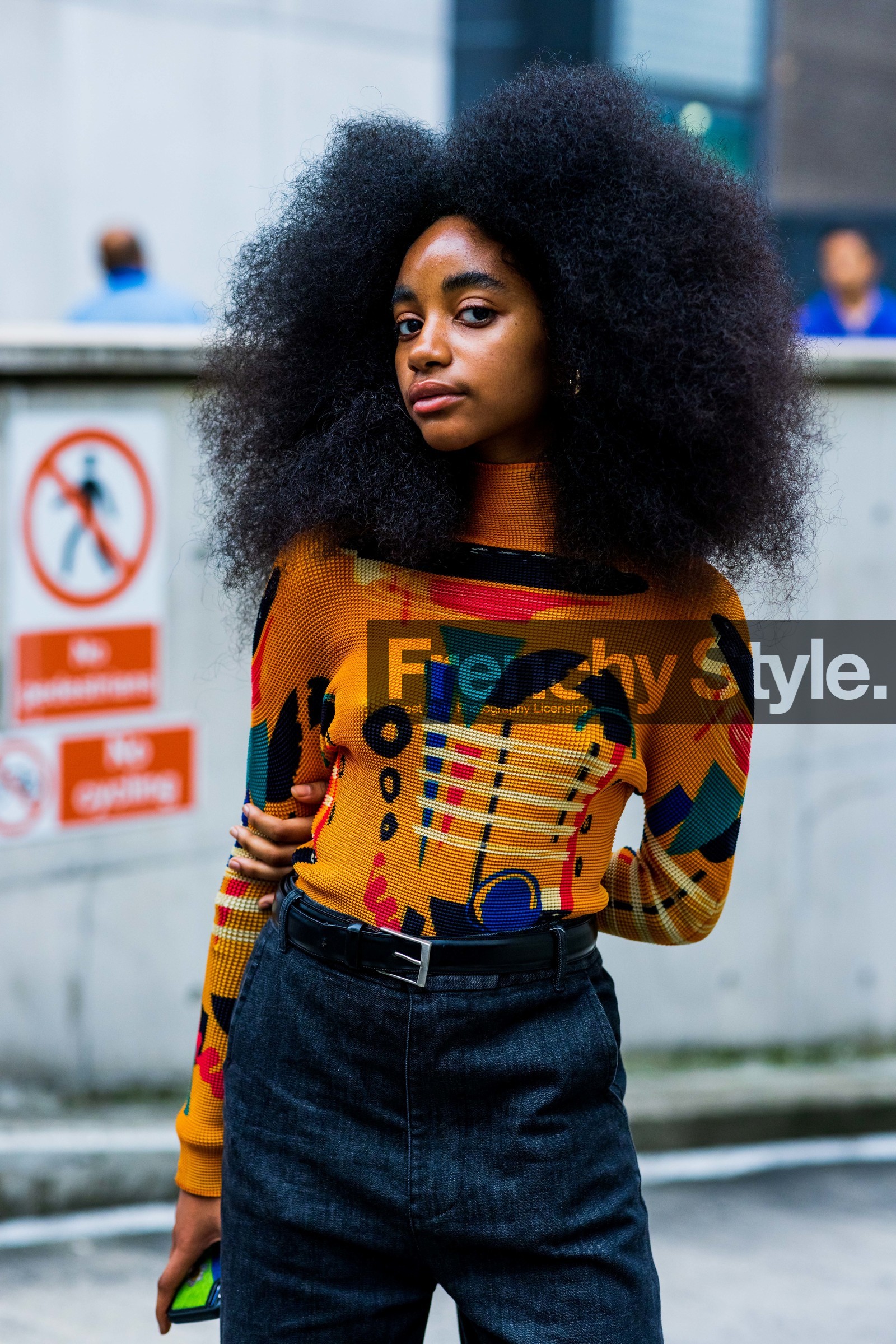 Joyce Cisse, orange, print, knits, knitted top, belt, high waisted, jeans, denim, fashion week, frenchystyle, FW, jonathan paciullo, street style, SS 22, SPRING SUMMER 2022, LFW, LONDON, vertical, atmosphere details, detail